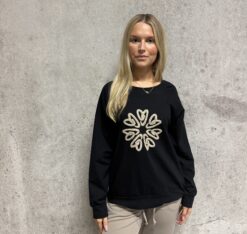 NYHET JÖRLEVIK- Collage sweater - BLACK