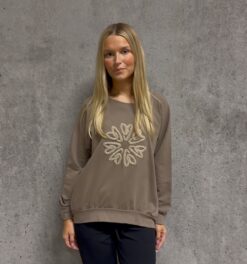 JÖRLEVIK- Collage sweater - Mullvad (ENDAST L/XL)