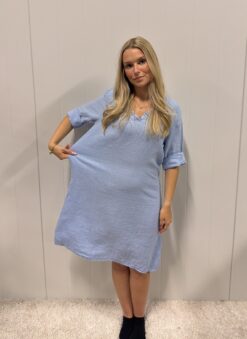 Fanny Linendress Sky blue, finns bara s/m  generös