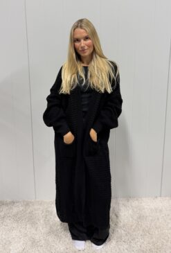 Förboka 11 aug Nova long cardigan Black